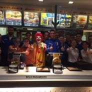 McHappy Day:  tutta la prima squadra dietro al bancone di Elnòs!