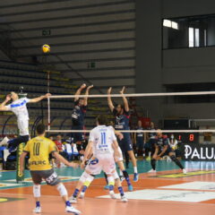 Battaglia a Taranto: Tucani piegati in cinque set